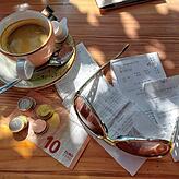 Der zweite doppelte Espresso nach wohltuender Siesta auf der Wiese neben Georgs Fischerhütte.