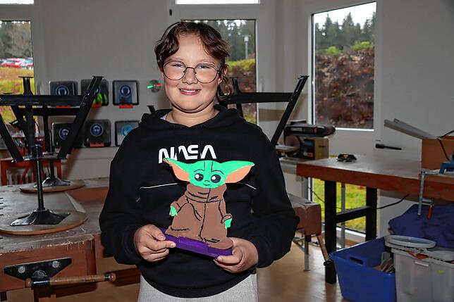 Auf ihren selbstgemachten Jodo ist Stella stolz. Erst hat sie ihn ausgesägt und dann bemalt.