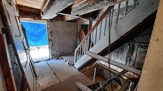 August 2023: Die Treppe vom Hochparterre zum ersten Stock und der Boden, der eigentlich nur aufgelegte Platten waren.