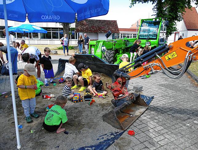Im eigens für sie aufgebauten Sandkasten fühlten sich die Kleinsten besonders wohl. Foto: Gerd Feuerstein