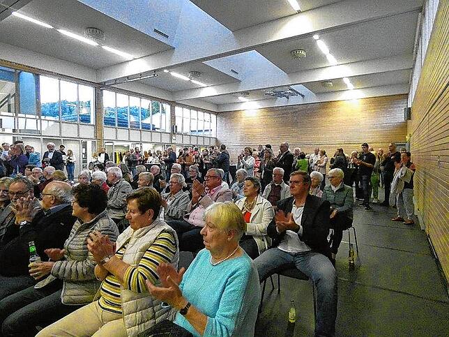 Großes Interesse: Zahlreiche Besucher verfolgen in der Gemeindehalle die offizielle Bekanntgabe des Wahlergebnisses.