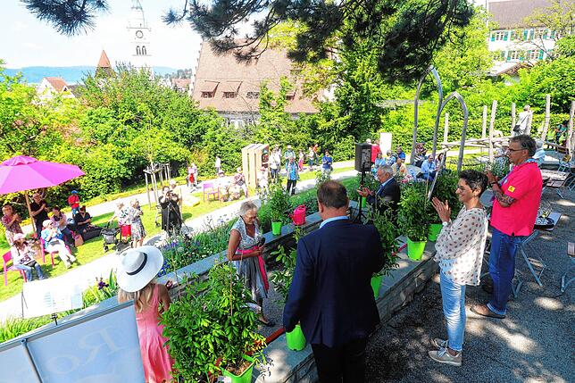 Die Taufzeremonie in den Menzinger Gärten im Rahmen der Landesgartenschau wurde von zahlreichen Besuchern verfolgt.