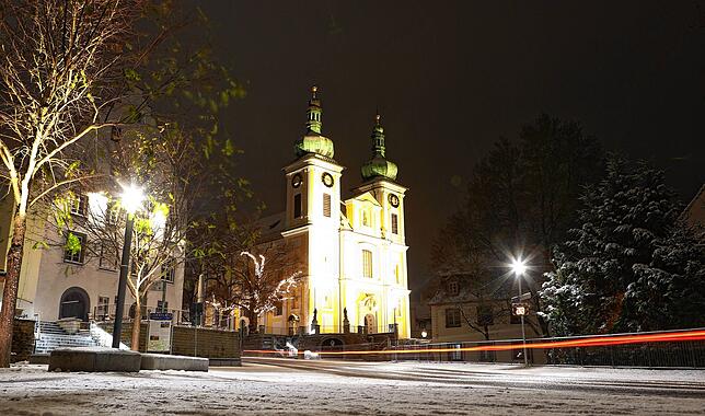 Stadtkirche und Platz beim Residenzviertel bei Nacht.