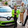 Cornelia Kammerlander aus dem Vertriebsteam von my-e-car und Stadtmobil Südbaden (links) stellte den Teilnehmern des Runden Tischs ...