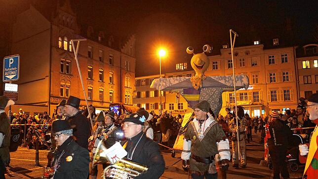 Bild 30: Die Fasnacht wird verbrannt. Hunderte Narren nehmen in Konstanz Abschied