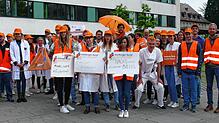 Ärzte der Kliniken in Singen und Konstanz streiken und versammeln sich zu einer kleinen Kundgebung. Aufgerufen zum Warnstreik vor der ...