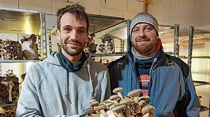 Die Pilzzüchter Leonard Kaltenbrunner (links) und Till Bossert züchten unter anderem Shiitake-Pilze.
