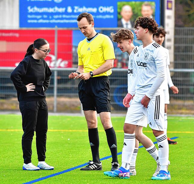Spielnotiz: Aila Ljaci passt gut auf, was sich Schiedsrichter Andreas Holub während eines Fußballspiels für den später zu erstellenden ...