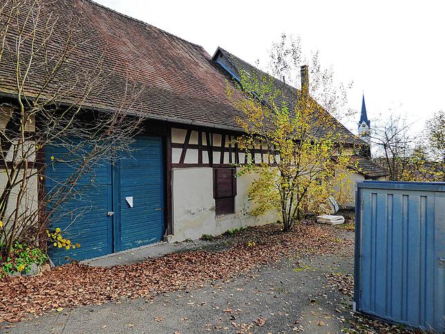 Im Wesentlichen besteht der Klosterhof aus einem um 1560 in Fachwerk auf massivem Sockel erbauten, zweigeschossigen Wohnteil und einem ...