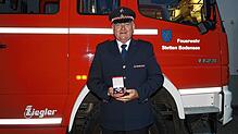 Daniel Heß ist als einziger Bürgermeister im Bodenseekreis in der Feuerwehr aktiv. Für 40 Jahre treuen Feuerwehrdienst erhielt er das ...