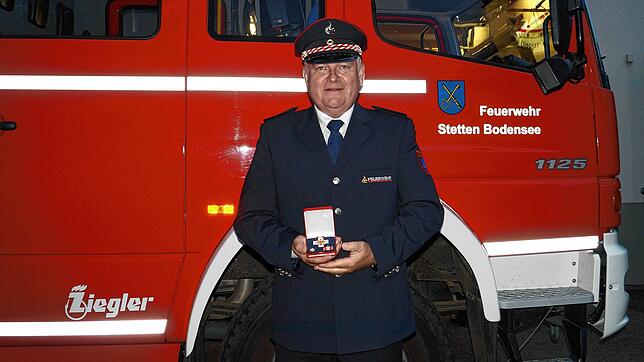 Daniel Heß ist als einziger Bürgermeister im Bodenseekreis in der Feuerwehr aktiv. Für 40 Jahre treuen Feuerwehrdienst erhielt er das ...