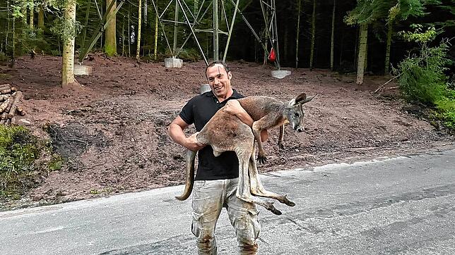 Skippy wird im Oktober 2021 in der Nähe des Schützenhauses St. Georgen eingefangen. Auf dem Bild wird er gehalten von André Kaiser, ...
