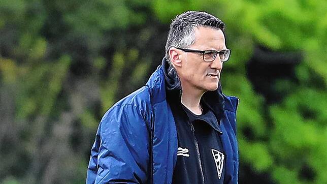 Neno Rogosic,Trainer des 1. FC Rielasingen-Arlen II, spielte mit seiner Mannschaft nur ein 1:1 gegen den SV Deggenhausertal heraus.