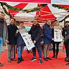 Sie freuen sich mit den Gewinnern des Weihnachtsgewinnspiels (von links): Björn Baumann, Fabian Tiefert, Zara Tiefert-Reckermann, Thomas ...
