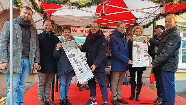 Sie freuen sich mit den Gewinnern des Weihnachtsgewinnspiels (von links): Björn Baumann, Fabian Tiefert, Zara Tiefert-Reckermann, Thomas ...