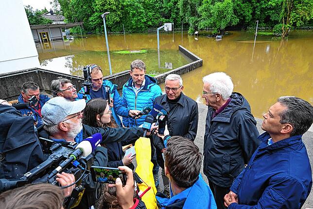 Meckenbeuren im Blickpunkt: Winfried Kretschmann, Ministerpräsident von Baden-Württemberg, und Landesinnenminister Thomas Strobl stellen ...