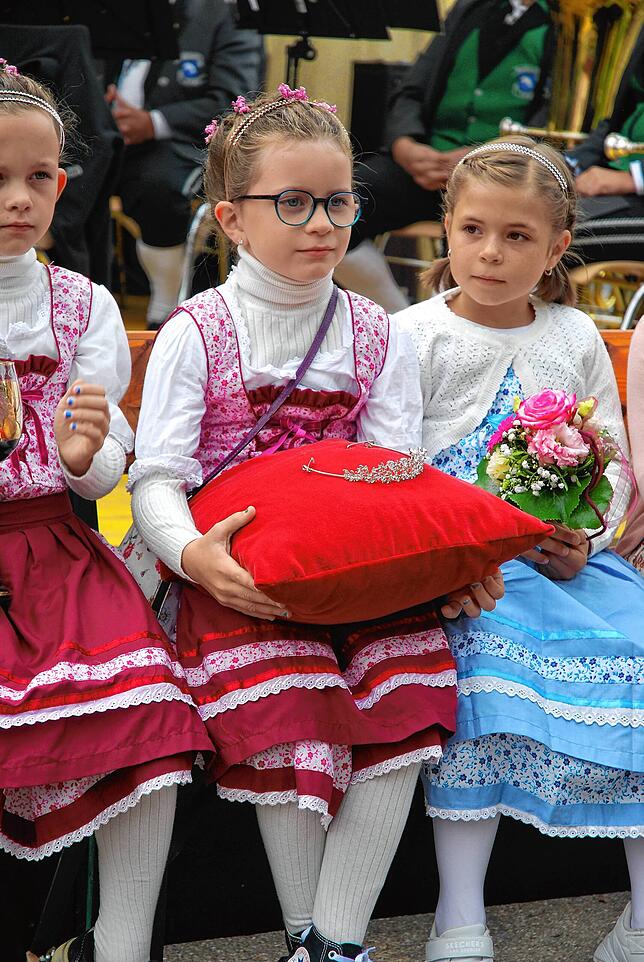 Die kleinen Festjungfern warten mit der Krone auf das Eintreffen der neuen Weinprinzessin.
