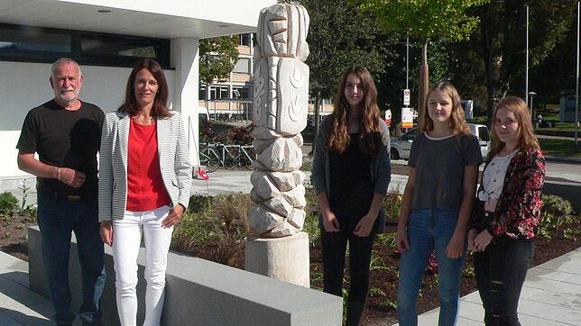Ein neues Kunstwerk vor der Realschule Waldshut (von links): Künstler Josef Briechle, Kunsterzieherin Vera Mücke und die Schülerinnen ...