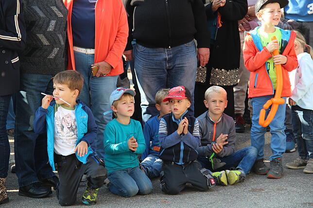 Auch Kinder warten gespannt auf die vier Hägili.