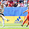 Giulia Gwinn (l) schießt das Tor zum 1:0 für Deutschland.