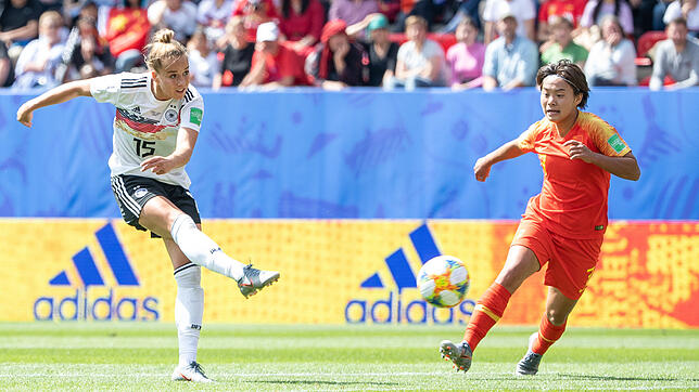 Giulia Gwinn (l) schießt das Tor zum 1:0 für Deutschland.