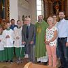 Leonie, Tizian, Franz-Josef Sprißler, Felix und Birgit Bamberger freuen sich ebenso über den Dank an Josef Maise wie Pfarrer Ulrich ...