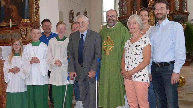 Leonie, Tizian, Franz-Josef Sprißler, Felix und Birgit Bamberger freuen sich ebenso über den Dank an Josef Maise wie Pfarrer Ulrich ...