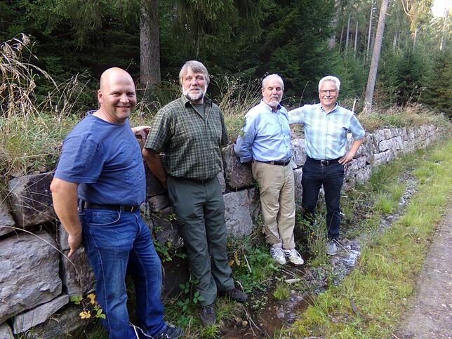 Michael Käfer, Revierförster Hanspeter Fesenmeyer, Hubert Mauz und der ehemalige Wolterdinger Ortsvorsteher Reinhard Müller sind der ...