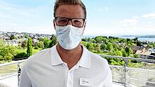 Pascal Sutter ist seit seiner Kindheit gehörgeschädigt. Die Maskenpflicht macht für ihn die Kommunikation schwer. Dennoch gibt es Wege ...