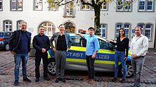 Gemeinsam für mehr E-Mobilität (von links): Norbert Bodmer, stellvertretender Hauptamtsleiter, Stadtpolizist Patrick Selmer, ...