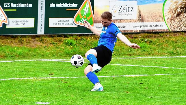 Kommt und trifft: Mutterseelenallein kann Frederik Happle den Ball zum 5:0 für die SG Mettingen/Krenkingen im Tor des FC Zell versorgen.
