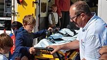 Bernhard Haimböck (rechts) hat beim Tag der offenen Tür von Feuerwehr und Rotem Kreuz im September den Besuchern die ...