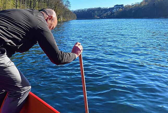 Thomas Mändli, Geschäftsführer und Inhaber des Bootsbetriebs am Rheinfall „Rhyfall-Mändli“, misst mit einem Bootshaken die Wassertiefe.