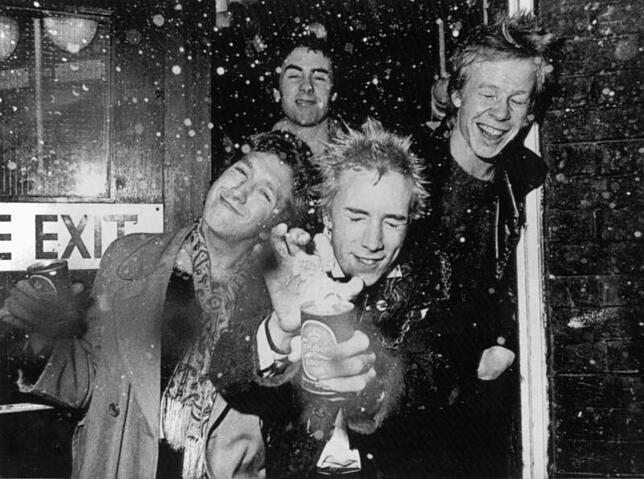 Die Sex Pistols überzeugten eher durch ihr provokantes Auftreten als mit Virtuosität.