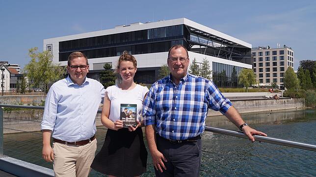 Mario Böhler von der Niederburg (von links) sowie Varinia Siegenthaler und Jochen Lohmar vom Bodenseeforum.