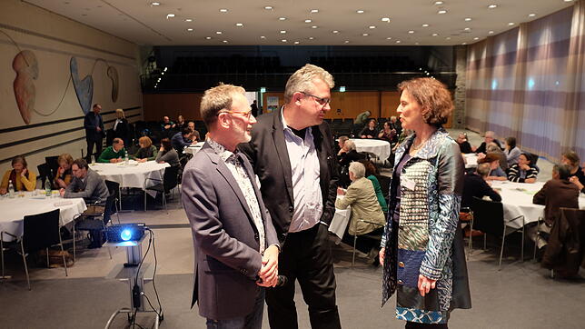 Tübingens Baubürgermeister Cord Soehlke (Mitte) und die Moderatoren des Abends, Bettina und Herbert Dreiseitl.