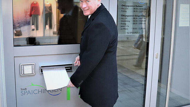 Markus Hugger wirft am Samstag seine Bewerbung für die Bürgermeisterwahl am15.März, in den Spaichinger Rathausbriefkasten ein. Bild: Privat