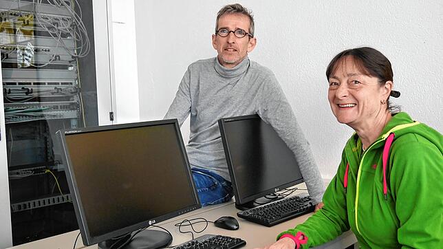 Steffen Heyden, Schulleiter der Grafen-von-Zimmern-Realschule, und Konrektorin Annemarie Diener im PC-Raum der Schule, in dem der ...