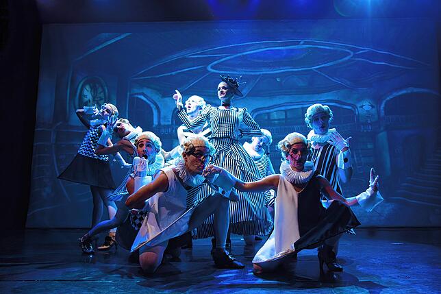 Opulente Kostüme, ausdrucksstarke Choreografien: Das Musical „Tommy Tailors Traumfabrik“ besticht durch eine attraktive Optik.
