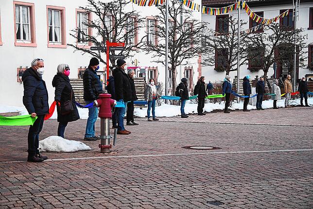 Erst vor Kurzem gab es in Furtwangen eine Menschenkette zum Thema Corona. Heute Mittag um 17 Uhr soll es wieder eine solche ...