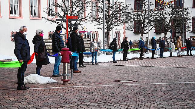 Erst vor Kurzem gab es in Furtwangen eine Menschenkette zum Thema Corona. Heute Mittag um 17 Uhr soll es wieder eine solche ...