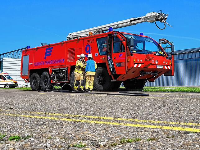 Bild 1: Passagierbus rammt Flugzeug: Einsatzkräfte trainieren am Flughafen den Ernstfall