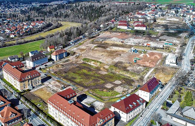 ...wie auf dieser Aufnahme von März zu erkennen ist. Oberhalb des Exerzierplatzes laufen jetzt die Arbeiten an der neuen Realschule.