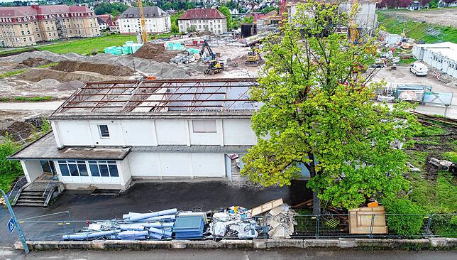 Während eines der letzten alten Gebäude verschwindet, entsteht im Hintergrund die neue Donaueschinger Realschule.