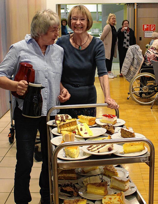 Birgit Rotzler (links) und Claudia Sielaff vom Helferteam versorgten die Senioren mit Kaffee und selbstgemachten Kuchen und Torten.