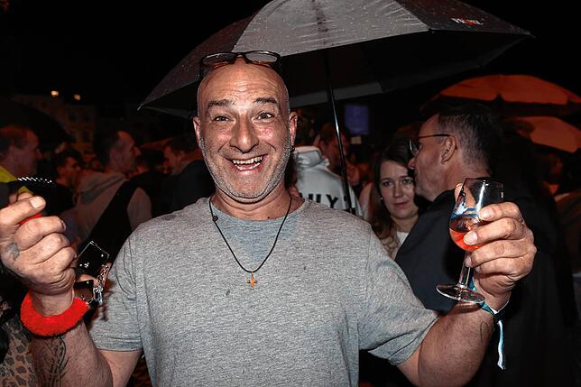 Bild 15: Konstanzer Weinfest 2025: Der Stephansplatz ist voll und die Stimmung prima