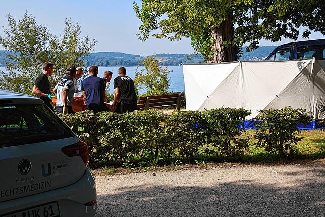 Hinter dem Sichtschutz warten schon die Rechtsmedizinerinnen aus Ulm, um den Leichnam ein erstes Mal zu untersuchen.