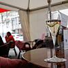Gäste vor einer Kneipe in Kreuzlingen: Seit 19. April dürfen in der Schweiz Bars und Restaurants wieder ihre Außenbereiche für Gäste öffnen.