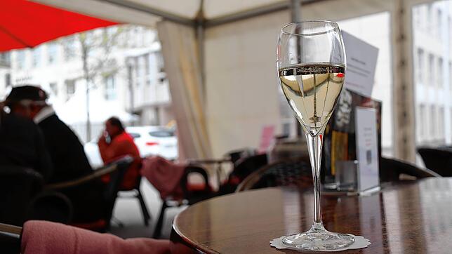 Gäste vor einer Kneipe in Kreuzlingen: Seit 19. April dürfen in der Schweiz Bars und Restaurants wieder ihre Außenbereiche für Gäste öffnen.