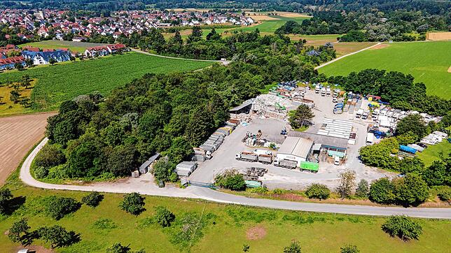 Im Lageplan für das Gewerbegebiet Fohrenbühl an der Landesstraße Richtung Steißlingen ist die Wertstoffsammelanlage im Bildvordergrund ...